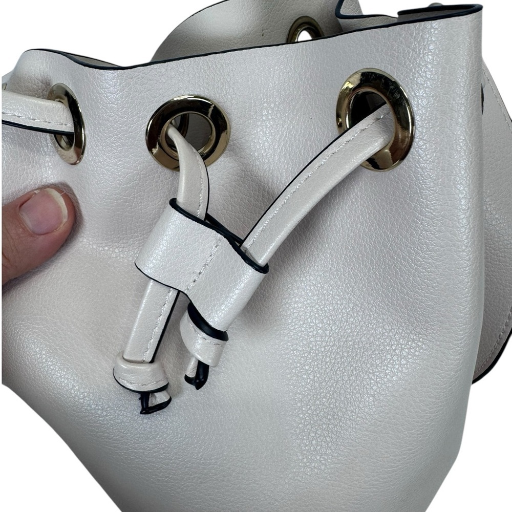 Cream and Gold Shoulder Bag with Pearl Embellished Handle - Picture 5 of 14